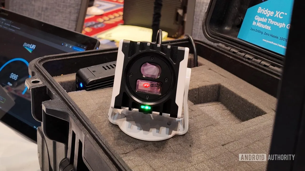 光信号传输 英国厂商pureLiFi在CES展示基于光的LI-FI技术