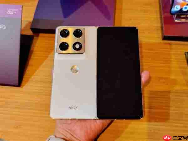 moto首款大折叠屏来了！moto Razr Fold亮相CES