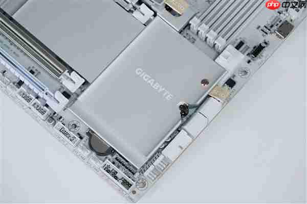 实木+皮革都用上了！技嘉木雕X870E AERO X3D WOOD主板图赏