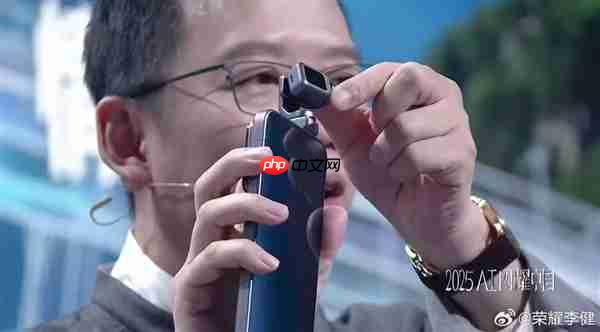 吴晓波展示荣耀ROBOT PHONE真机：世界上第一款手机机器人！