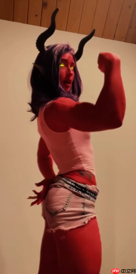 本色出演！肌肉健身美女Cos《超英派遣中心》魔罗芙