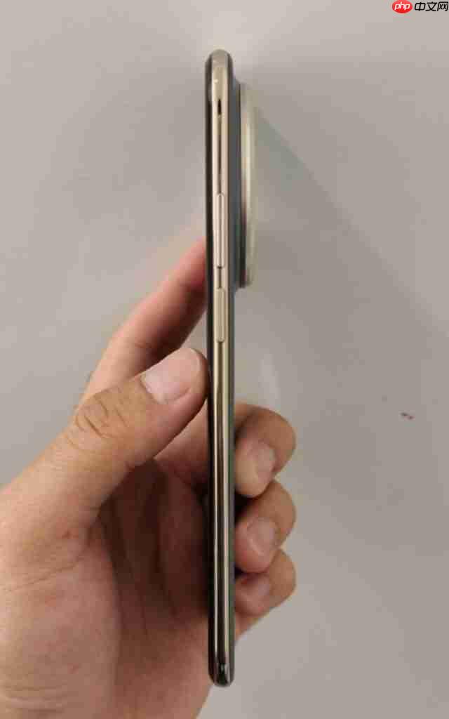 HUAWEI Mate 70 Air 更多实机照片曝光！用四微曲屏有实体 SIM 卡槽、有「这配置」最快 11/11 开卖