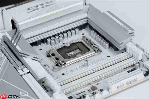 雪景房主机必看！技嘉电竞冰雕Z890 AORUS PRO ICE主板图赏