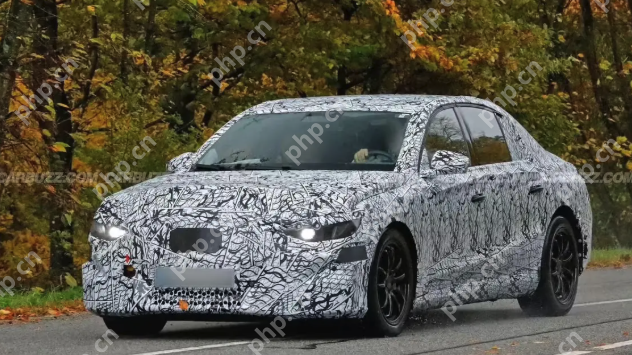 告别圆润设计，奔驰纯电E级路试曝光，续航或超800公里 - php中文网