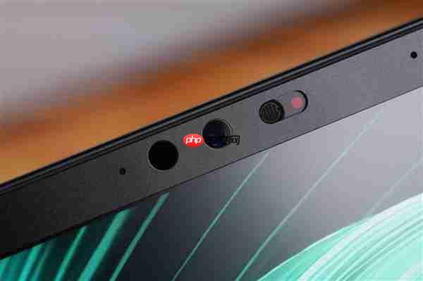 RTX 5090性能怪兽！雷蛇灵刃18 2025游戏本图赏