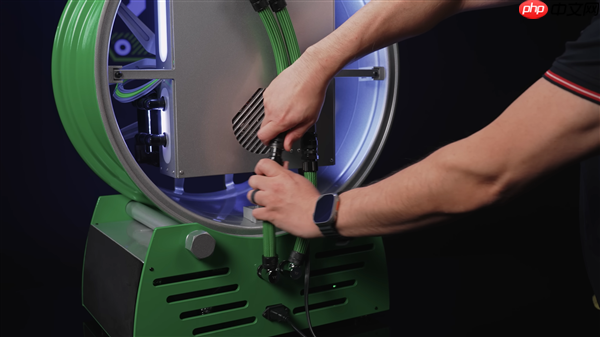 RTX 5080整机塞进保时捷911轮毂！通过钥匙开机重启