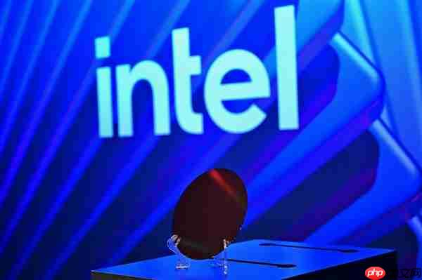 Intel 18A晶圆、芯片现场展示：妥妥的艺术品！