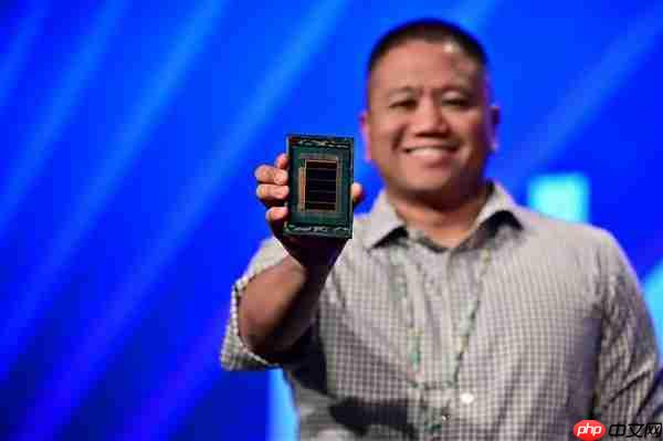 Intel 18A晶圆、芯片现场展示：妥妥的艺术品！