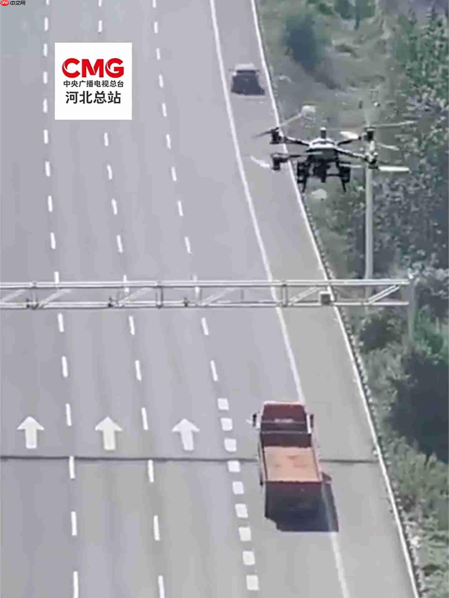 无人机 10 分钟空投急救包：高速交警用无人机救援低血糖女子