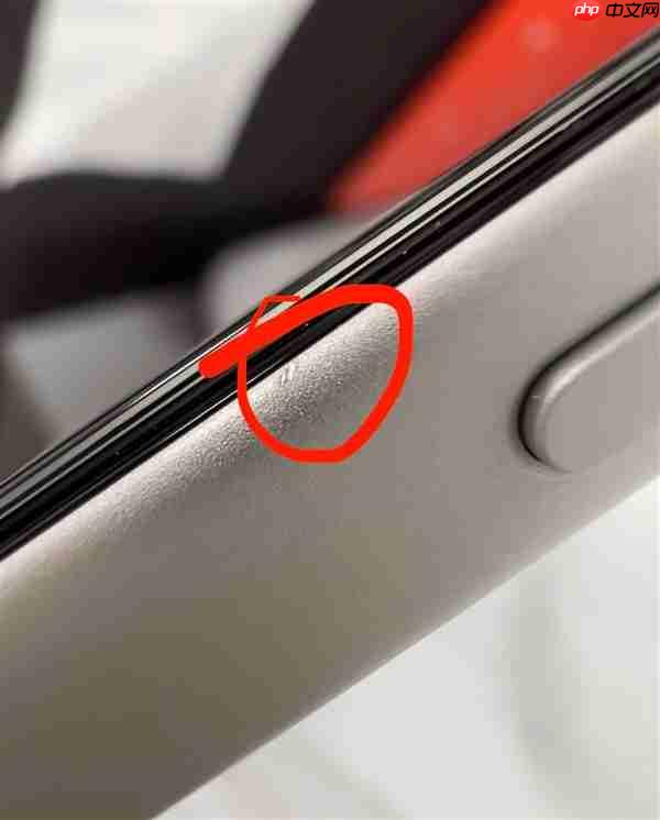 第一批iPhone 17贴膜受害者出现了：贴膜工具把边框划伤 果粉心疼