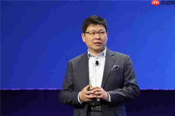 内涵友商的车在马路上漂移到绿化带！余承东：加速性能过剩 安全才是最重要的