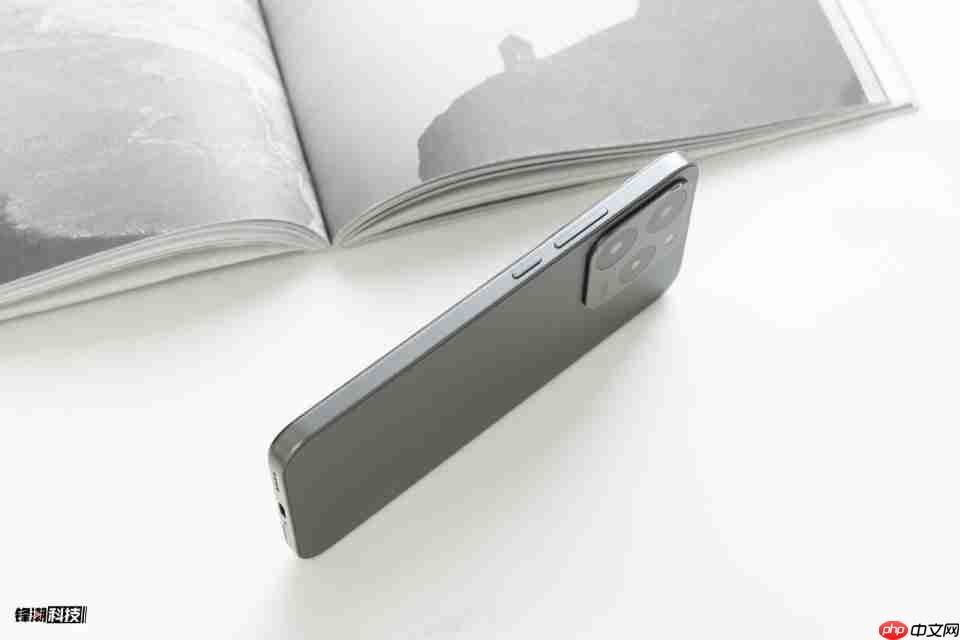 真我15T图赏：称手小直屏，轻薄耐用