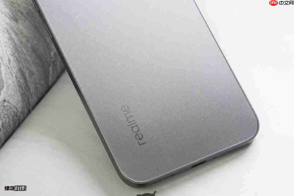 真我15T图赏：称手小直屏，轻薄耐用