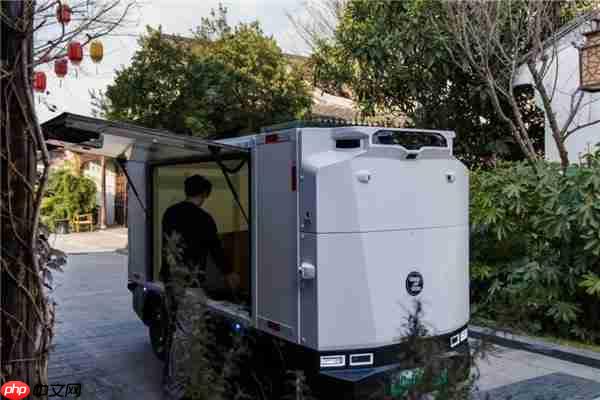 无人配送车驶入千家万户  九识智能何以重塑物流新生态