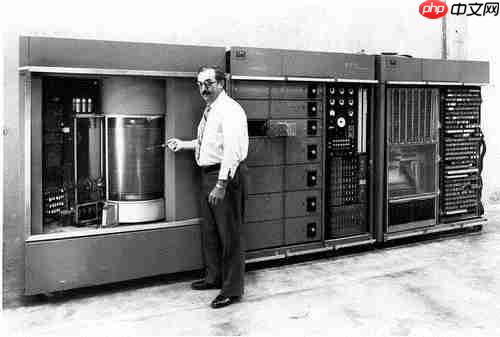 69年前 IBM发明第一块硬盘！容量只有3.75MB 但重达1吨