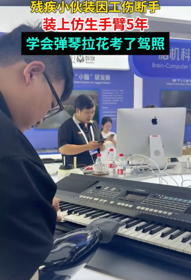 00后独臂小伙装仿生手考下驾照 小伙：正常人可以做的事我都可以做 - php中文网