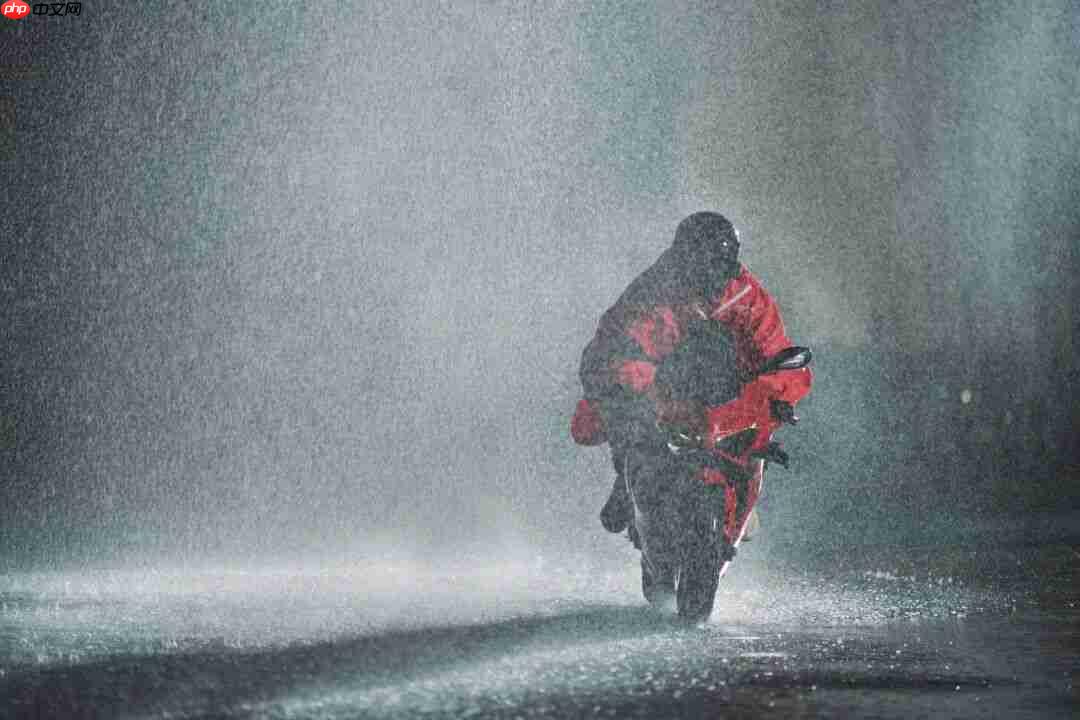 京东外卖：为全职骑手免费配置红斗篷雨衣