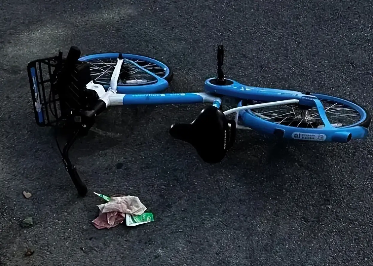 共享单车骑行中自动落锁？致多人摔伤