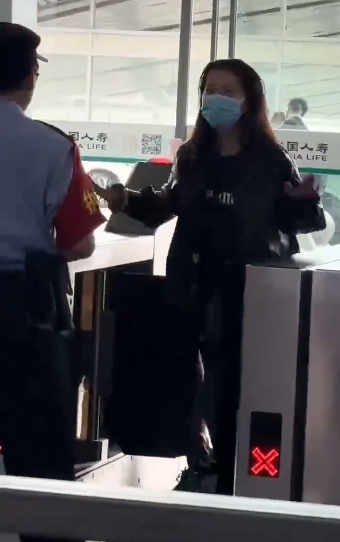 女子狂拍进站闸机发飙是怎么回事？详情介绍 - php中文网