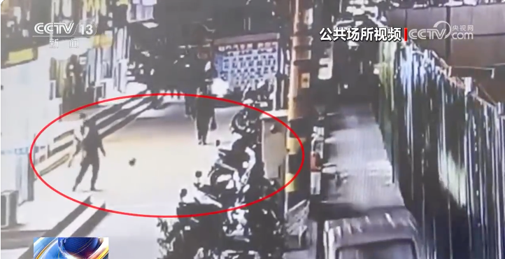 俩孩子路边踢球绊倒骑车人致其骨折：监护人被判赔偿超3.5万元