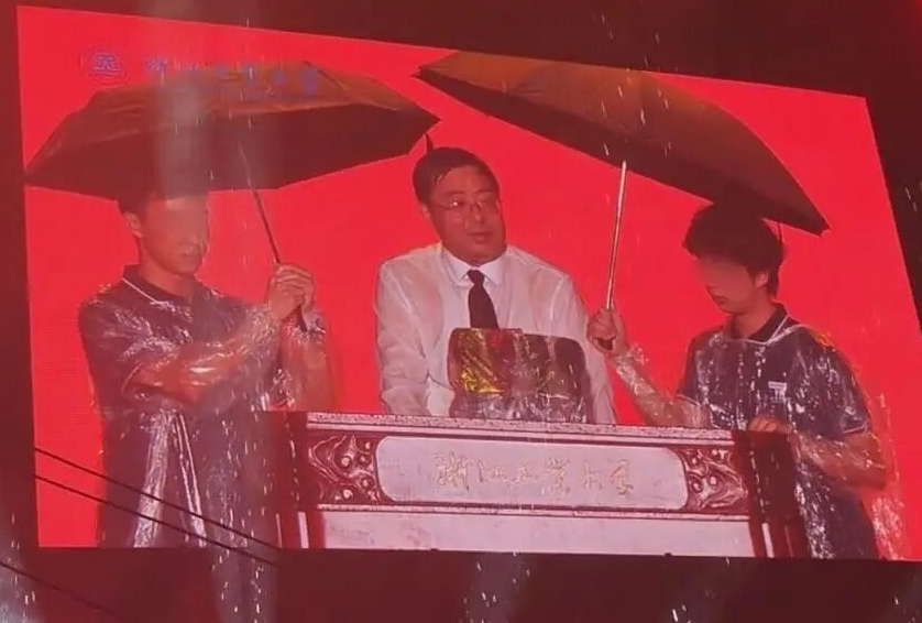 两学生撑伞反把校长淋透是怎么回事？详情介绍