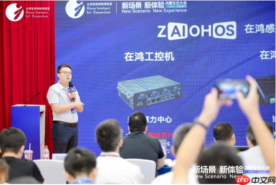 拓维信息携开鸿智谷首发“鸿蒙+星闪+AI”展区，亮相2025鸿蒙生态大会