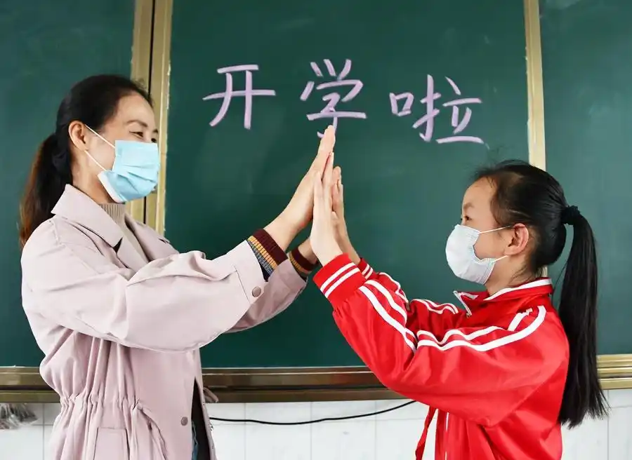 “神兽归笼！”开学日家长开心到失去表情管理，笑容完全藏不住