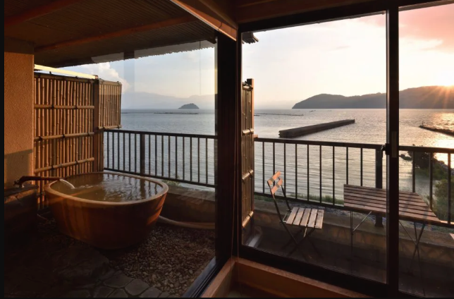 两男生开房住宿坐断床头柜怎么回事？详细介绍