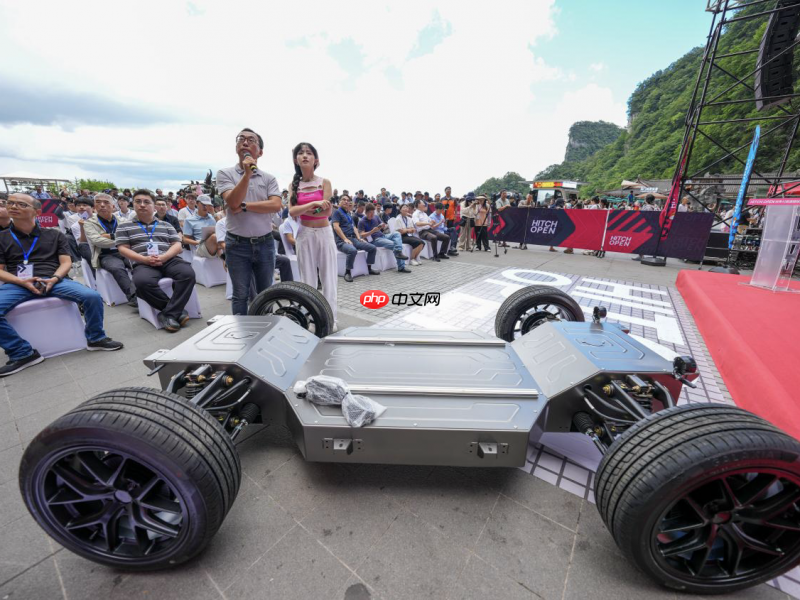 HitchOpen 世界AI竞速锦标赛序幕开启:七所大学战队“试剑”张家界天门山!