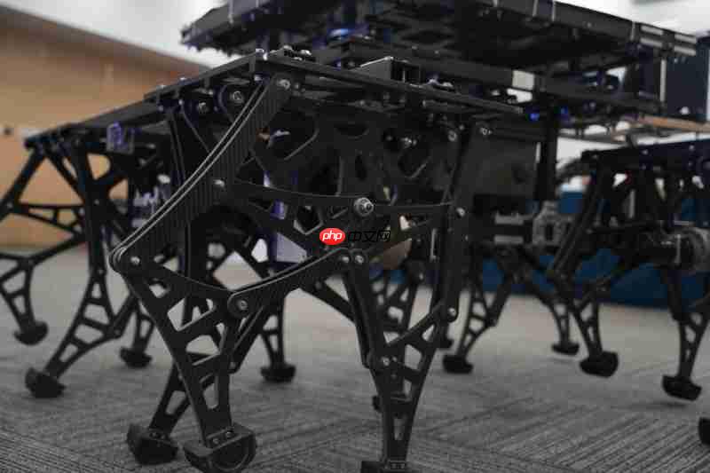 千樾铁马机器人亮相世界机器人大会重载 “硬汉” 演绎科技柔情