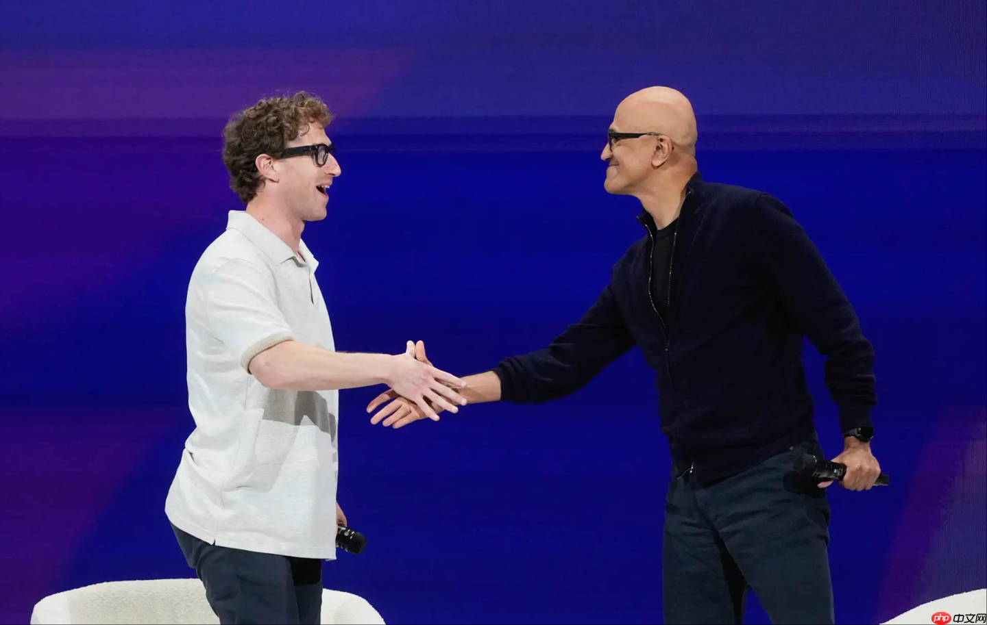 和扎克伯格抢人才：消息称微软挖角 Meta，强制匹配薪酬、高层快速拍板