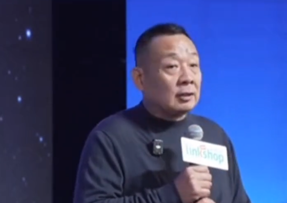 男子深山爆胎偶遇于东来 于东来免费叫来救援团队冒雨修车