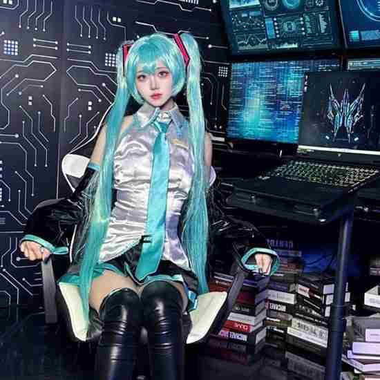 韩妹COS初音未来 丝袜胶衣大展偶像身材