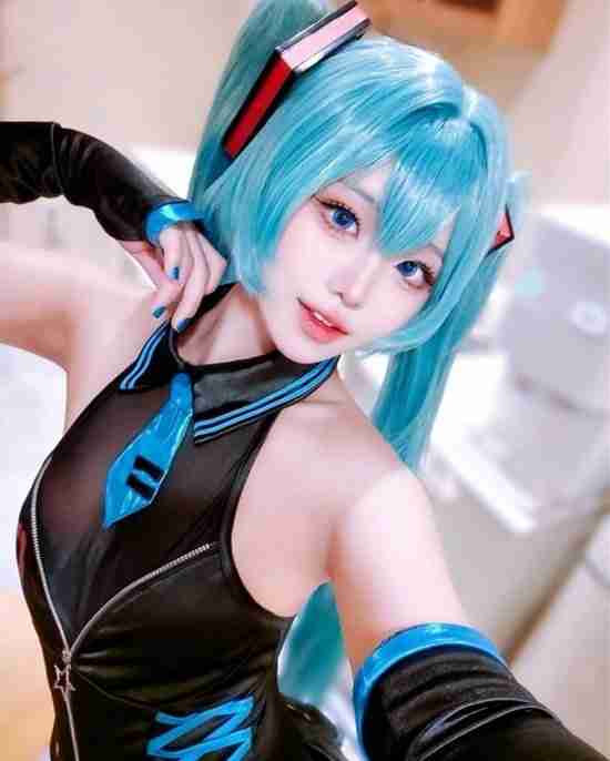 韩妹COS初音未来 丝袜胶衣大展偶像身材