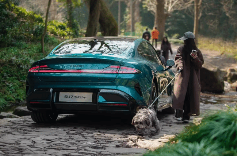 小米SU7 Ultra新配色曝光！深绿色质感十足