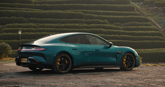 小米SU7 Ultra新配色曝光！深绿色质感十足