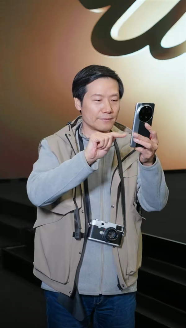 雷军首晒小米15 Ultra真机!双拼色机身 徕卡味太足了