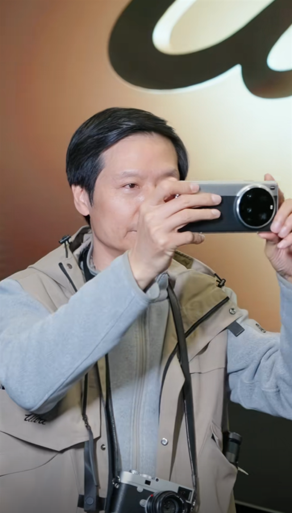 雷军首晒小米15 Ultra真机!双拼色机身 徕卡味太足了