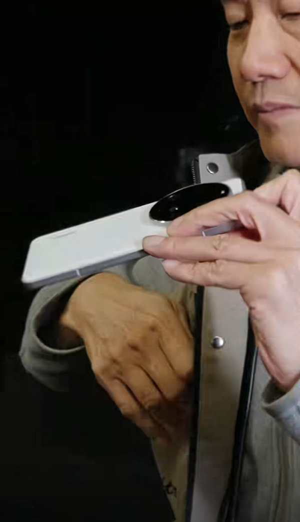 雷军首晒小米15 Ultra真机!双拼色机身 徕卡味太足了