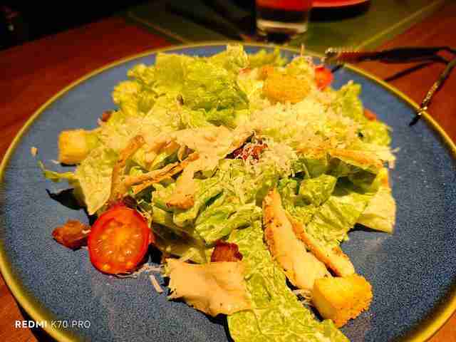 华为Mate 70 Pro拍照怎么样？红枫原色表现出色，96mm长焦彪悍