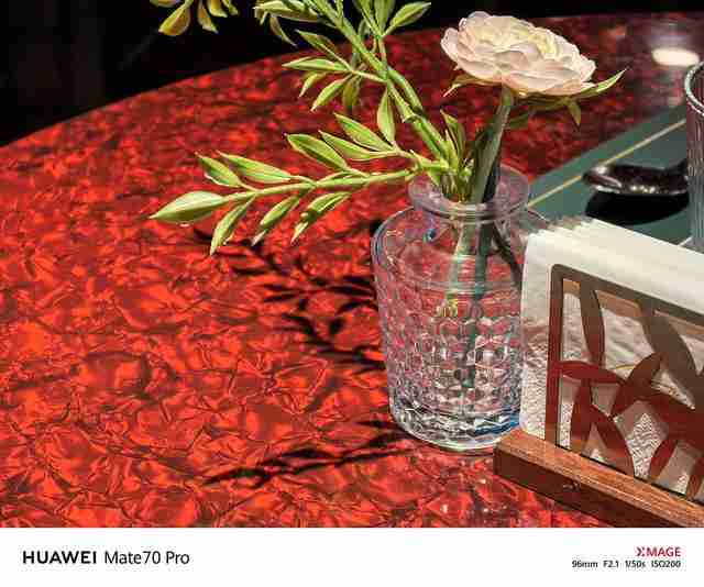 华为Mate 70 Pro拍照怎么样？红枫原色表现出色，96mm长焦彪悍