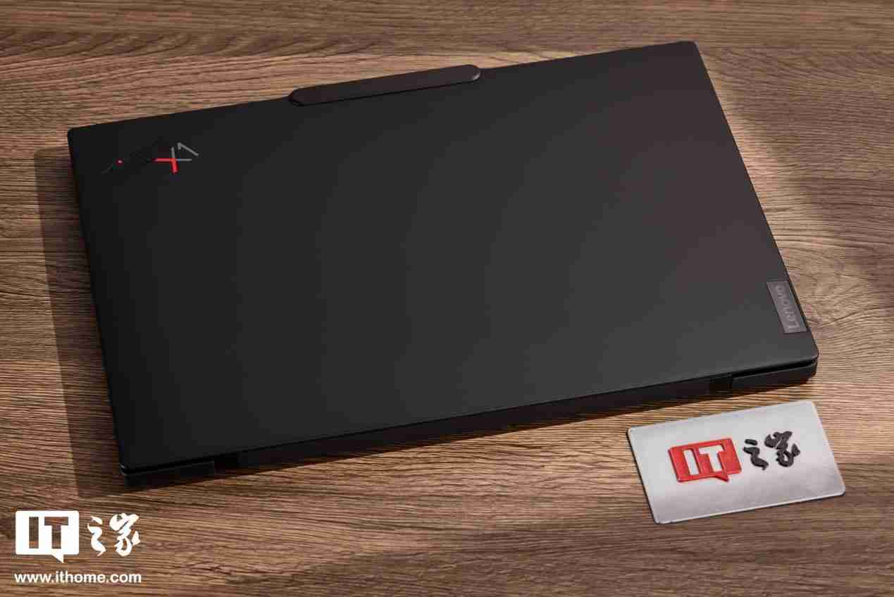 986g 超轻 AI PC 酷睿 Ultra 本，联想 ThinkPad X1 Carbon 2025 Aura 评测