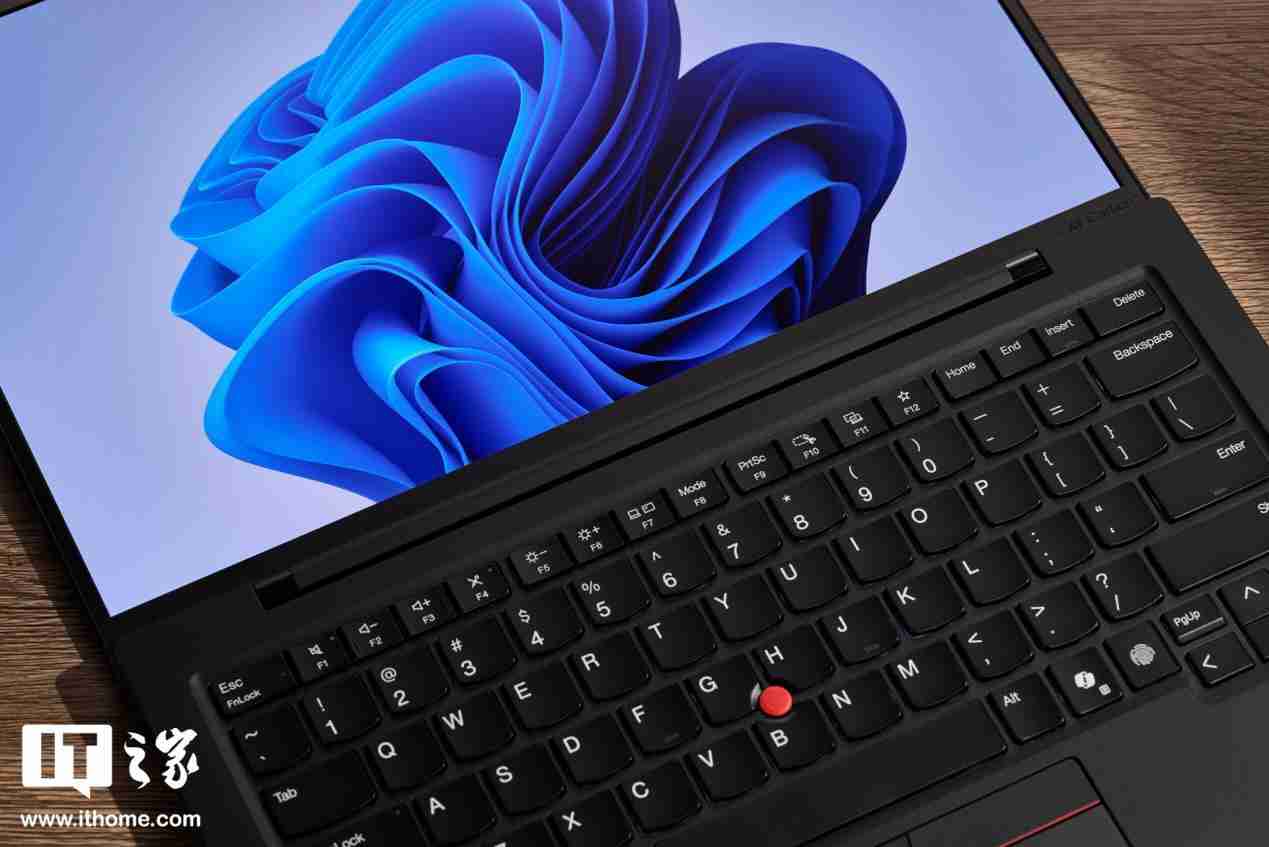 986g 超轻 AI PC 酷睿 Ultra 本，联想 ThinkPad X1 Carbon 2025 Aura 评测