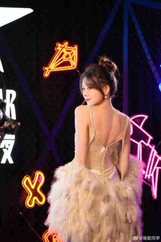 《LOL》骆歆分享全明星赛返图:露背包臀裙太有气质了