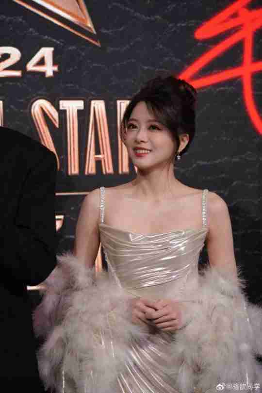 《LOL》骆歆分享全明星赛返图:露背包臀裙太有气质了