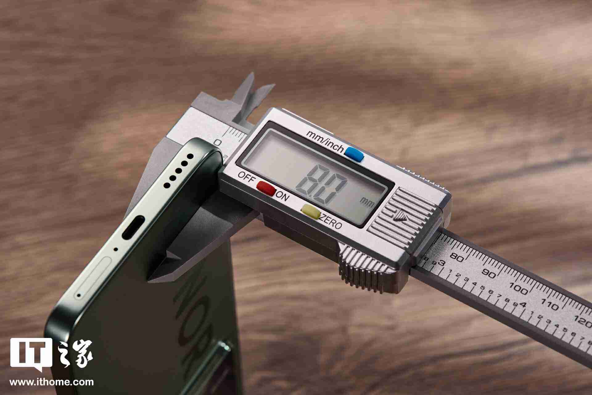 荣耀 GT「极光绿」图赏：大 Logo 设计，梦回荣耀 30