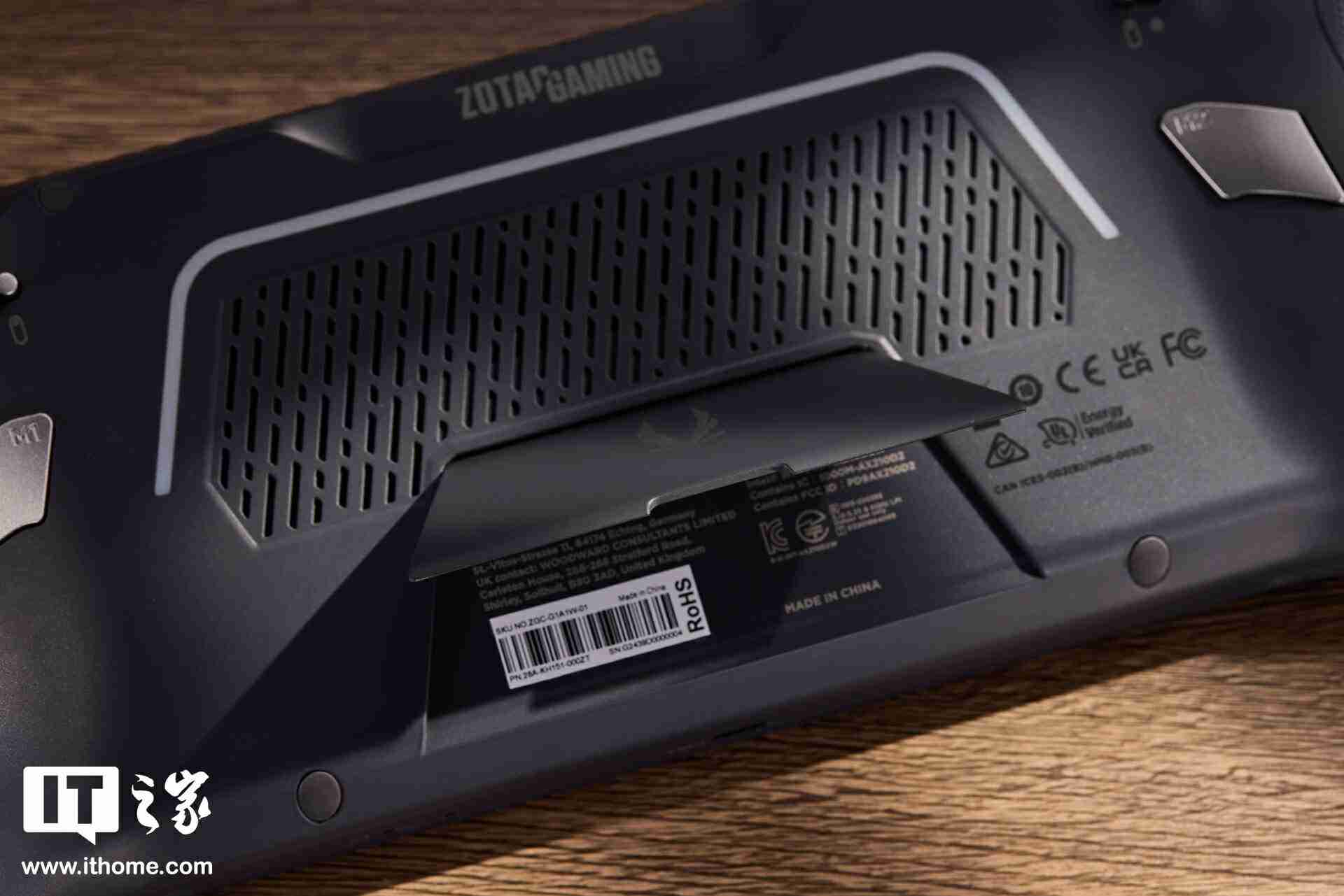 索泰 ZONE 游戏掌机图赏:120Hz AMOLED 屏、拨动式轮盘、双触控板、二段式扳机