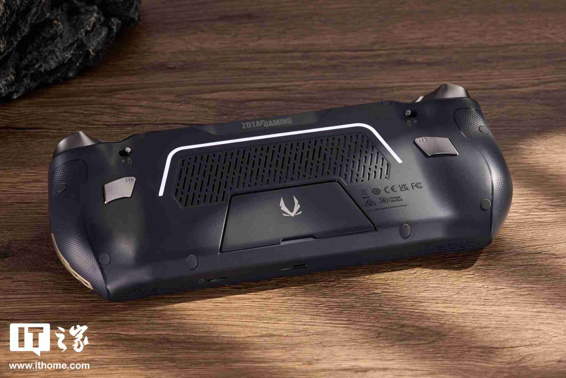 索泰 ZONE 游戏掌机图赏:120Hz AMOLED 屏、拨动式轮盘、双触控板、二段式扳机