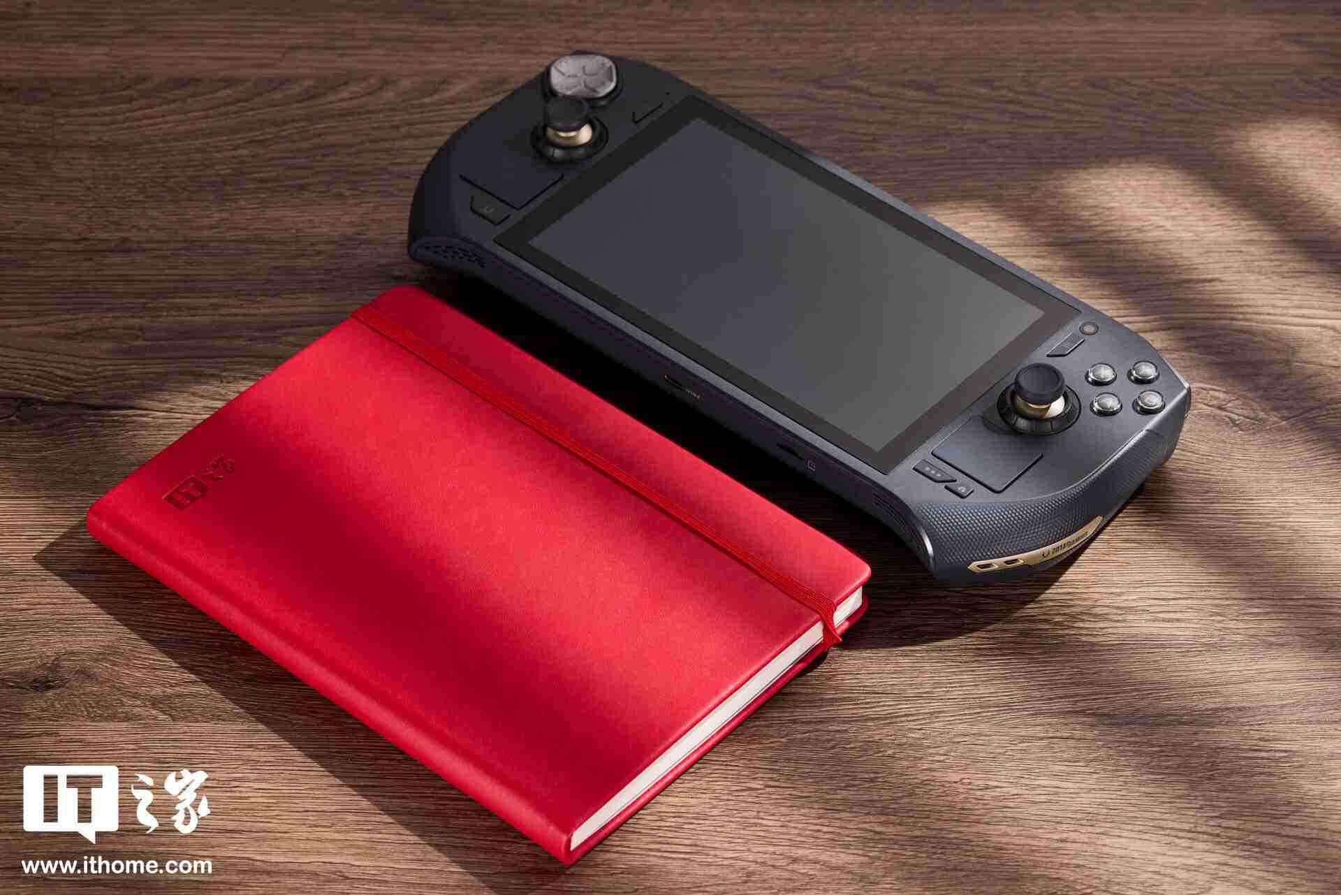 索泰 ZONE 游戏掌机图赏:120Hz AMOLED 屏、拨动式轮盘、双触控板、二段式扳机