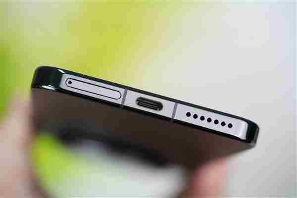 手感绝佳小直屏！华为Mate 70曜石黑图赏